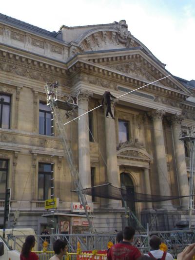 Tightrope wakling behind the Bourse
