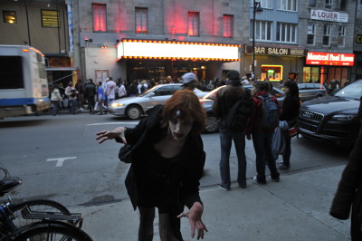 Marche de Zombies de Montréal 2011 - Freaky twisted hand girl